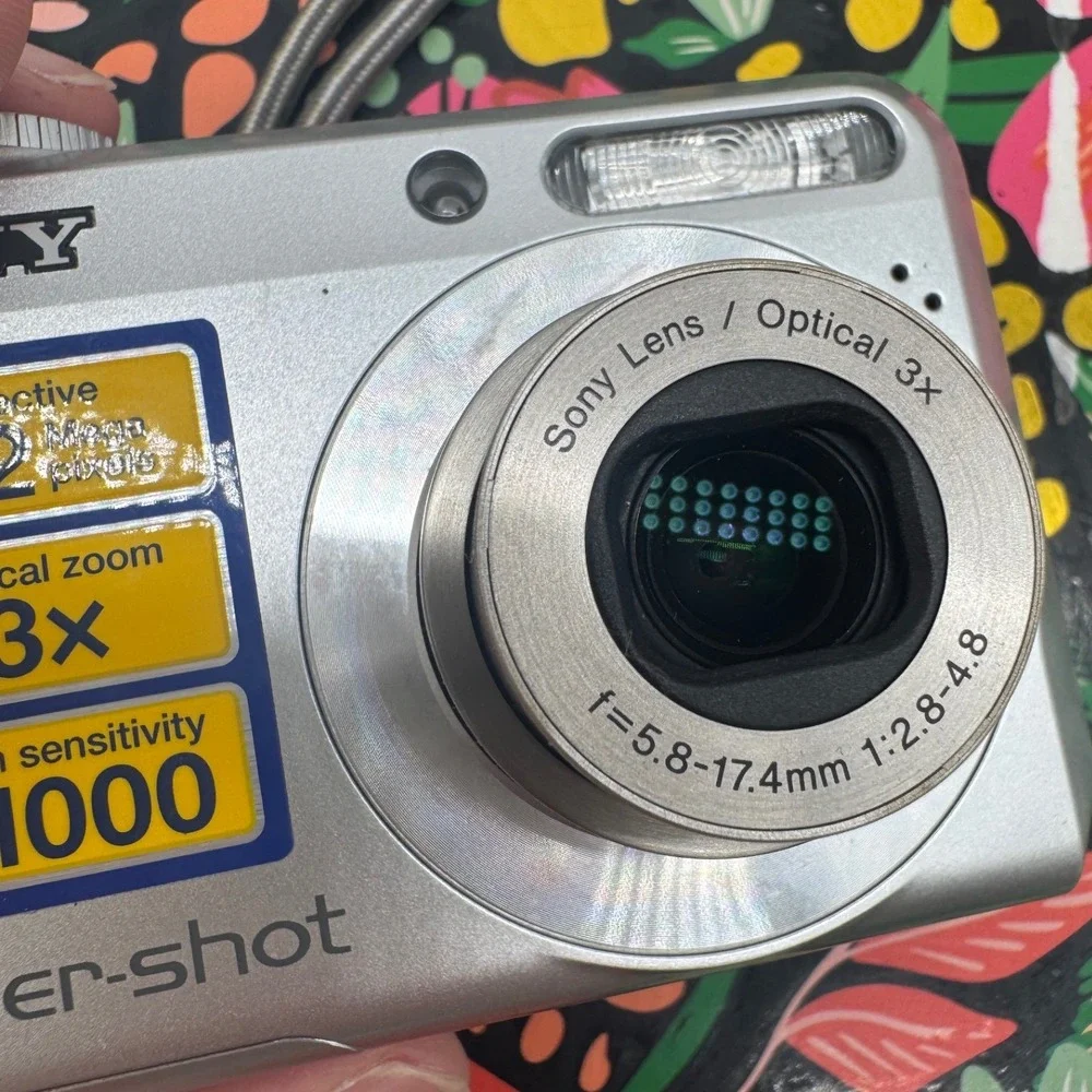 Sony Cyber-shot DSC-S650 7.2MP Digital Camera Silver 3x Optical Zoom Y2K Vtg Box